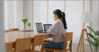 컴퓨터로 학교생활기록부를 조회하는 모습 - 정부24, 생기부조회 (관련이미지)