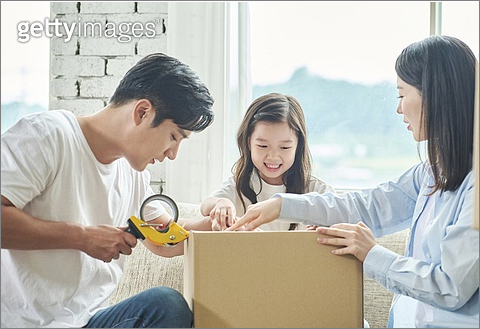 젊은 가족이 함께 있는 모습 - 행복주택, 청년주거 (관련이미지)