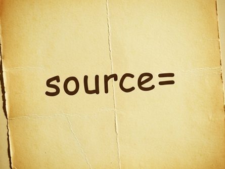 안전모와 작업 도구, 설계 도면이 놓인 작업대