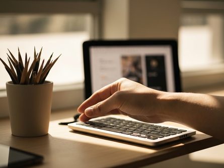 책상 위에 놓인 교과서, 공책, 필통과 함께 태극기 배지가 꽂힌 연필꽂이